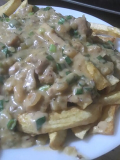 Una foto de Papas fritas con salsa