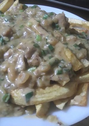 Una foto de Papas fritas con salsa