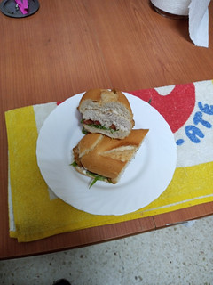 Una foto de Bocadillo de merluza frita con lechuga, tomate y mayonesa