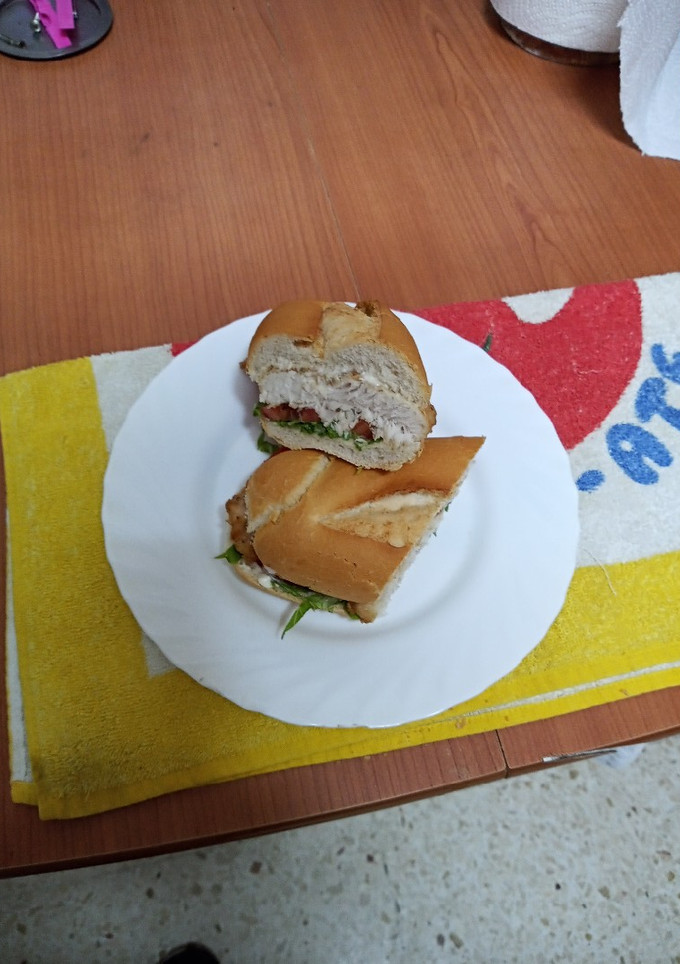 Una foto de Bocadillo de merluza frita con lechuga, tomate y mayonesa