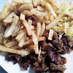 A picture of Chips and wetfried beef.