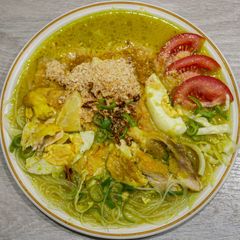 A picture of Soto Ayam Lamongan / Indonesian Chicken Yellow Soup.