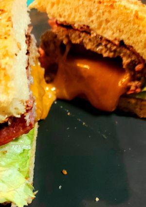 Φωτογραφία της συνταγής Η Τζούσι Λούσι 🍔! (Juicy Lucy Burger)