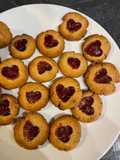 Bolachas com doce de morango