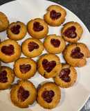 Bolachas com doce de morango