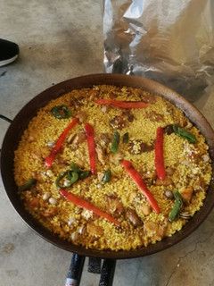 Una foto de Paella de conejo y pollo