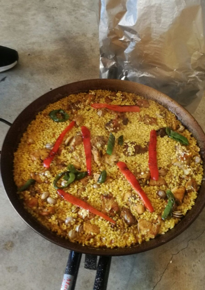Una foto de Paella de conejo y pollo