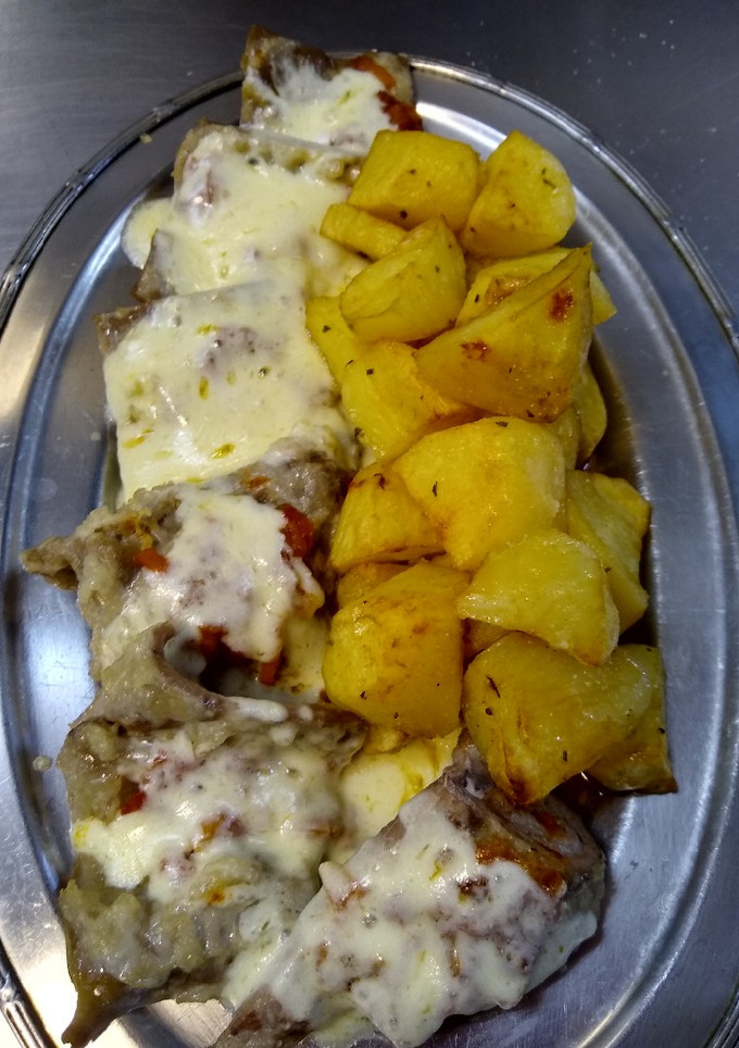 Una foto de Matambre a la pizza con papas al pimentón
