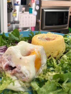 Una foto de Huevos con jamón serrano y queso en estuches Ovo Lékué al microondas