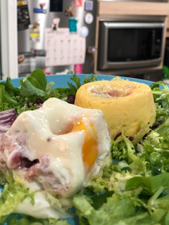 Una foto de Huevos con jamón serrano y queso en estuches Ovo Lékué al microondas