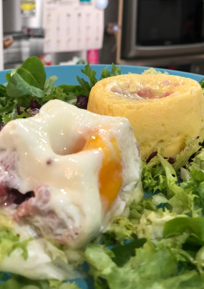 Una foto de Huevos con jamón serrano y queso en estuches Ovo Lékué al microondas