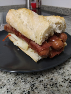 Una foto de 🥖 Hot Dog Serrano