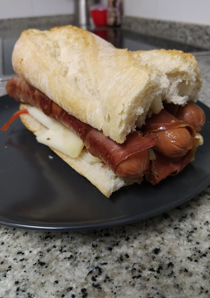 Una foto de 🥖 Hot Dog Serrano