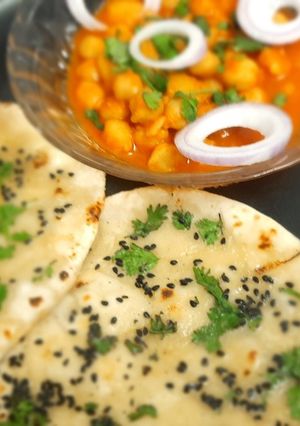 છોલે કુલચા (Chhole Kulcha Recipe In Gujarati) રેસીપી મુખ્ય ફોટો