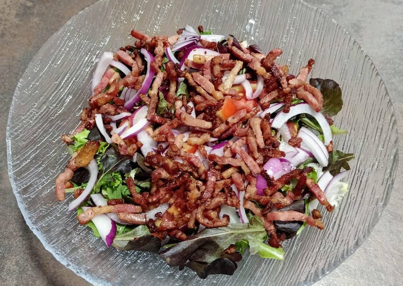Ensalada de brotes tiernos y bacon