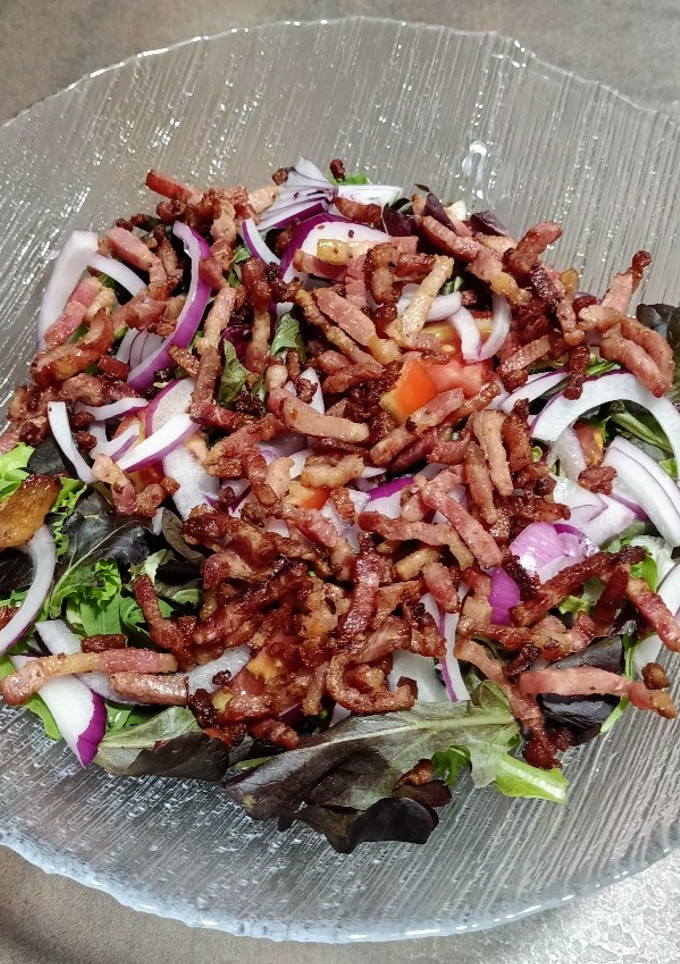 Una foto de Ensalada de brotes tiernos y bacon