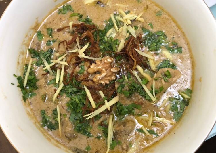 Adraki akhroti mutton (Mutton curry with ginger and walnut)