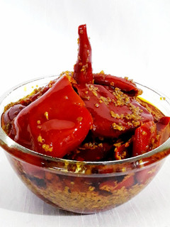 લાલ મરચાં નું અથાણું (Red Chilly Pickle Recipe In Gujarati) રેસીપી મુખ્ય ફોટો