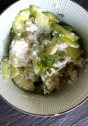 Une photo de Salade concombre, chèvre et menthe