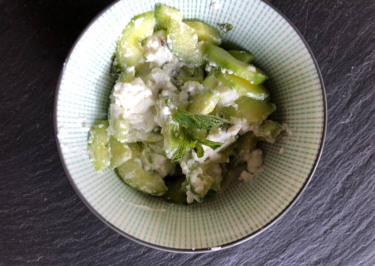 Salade concombre, chèvre et menthe