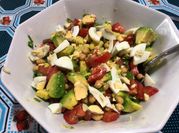 Una foto de ensalada de garbanzos