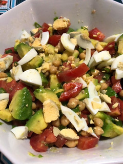 Una foto de Ensalada de palta y garbanzos