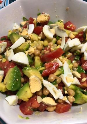 Una foto de Ensalada de palta y garbanzos