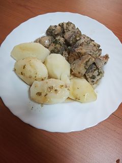 Una foto de Atún al ajillo con papas cocidas