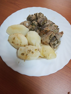 Una foto de Atún al ajillo con papas cocidas