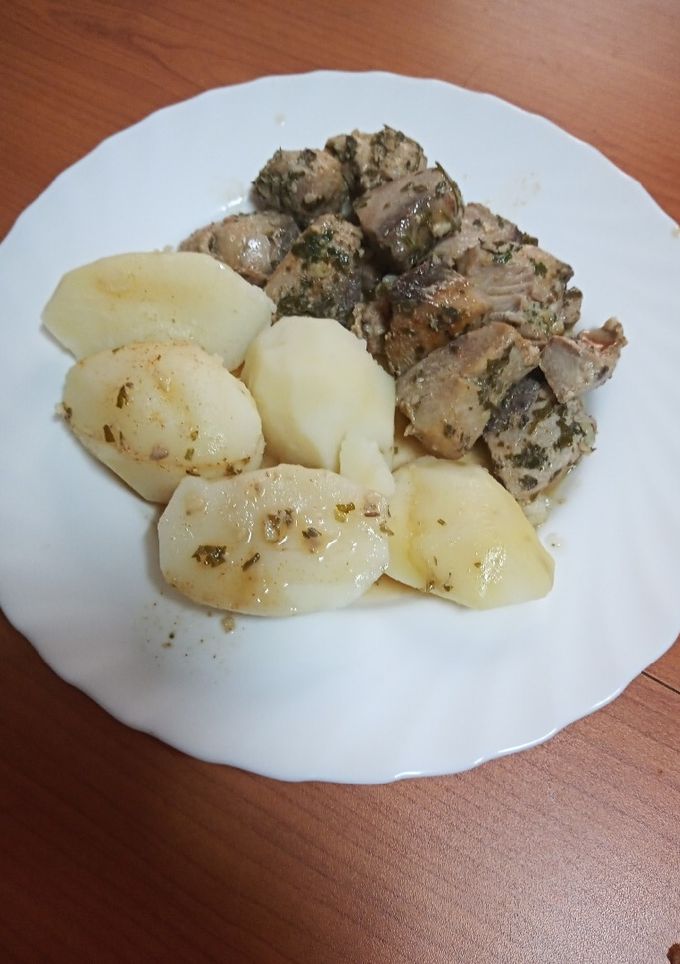 Una foto de Atún al ajillo con papas cocidas
