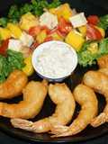 Camarones fritos con batido de cerveza y ensalada de mango con queso de cabra