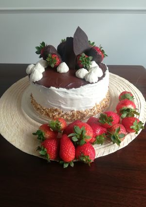 Una foto de Tarta de chocolate, fresas y nata