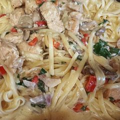 A picture of Creamy Garlic Chicken & Mushroom Linguine.
