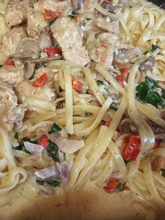 A picture of Creamy Garlic Chicken & Mushroom Linguine.