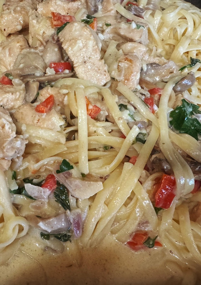 A picture of Creamy Garlic Chicken & Mushroom Linguine.