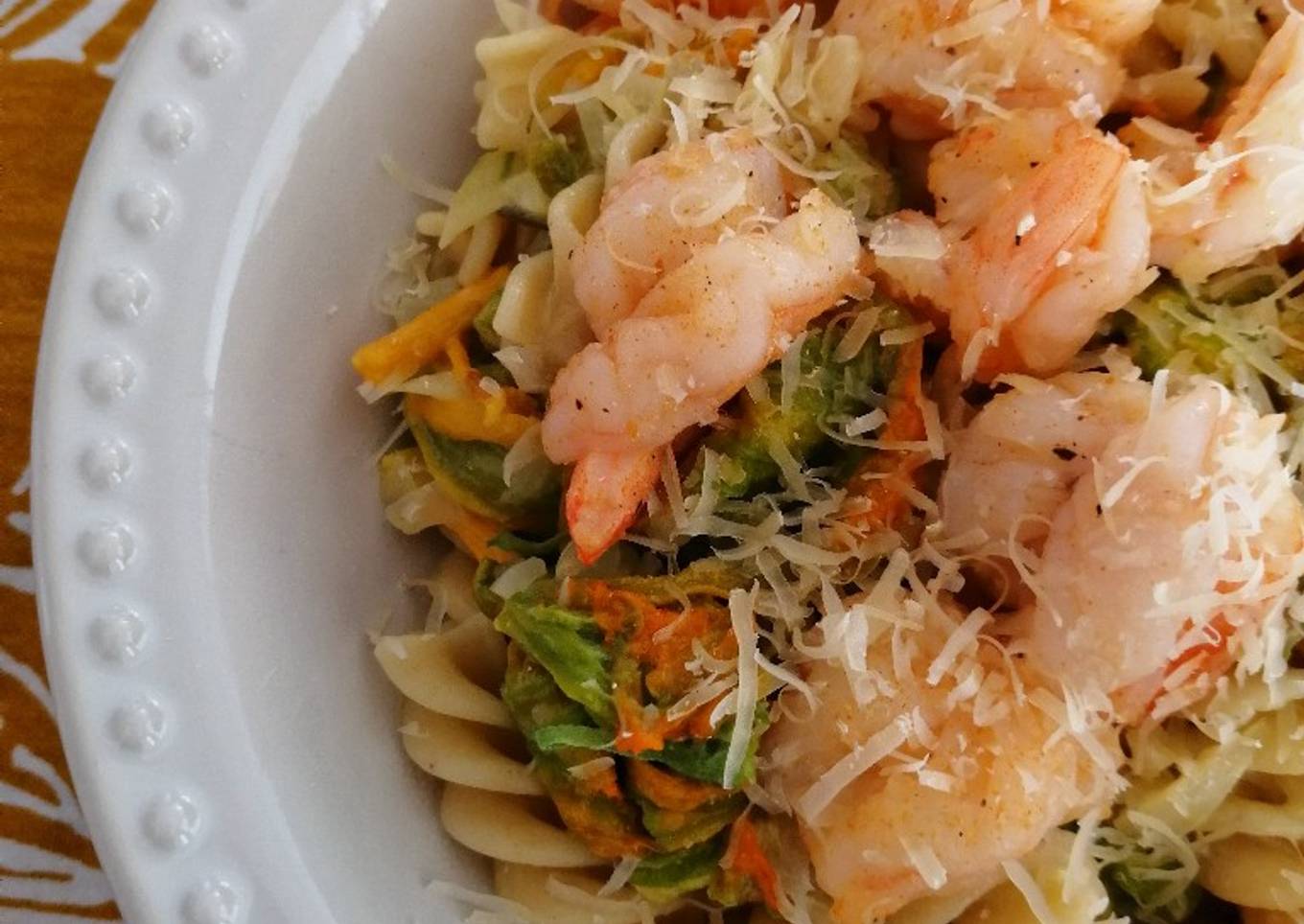 Pasta con camarones y flor de calabaza 🍝🦐🧀