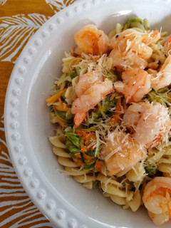 Una foto de Pasta con camarones y flor de calabaza 🍝🦐🧀