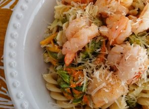 Una foto de Pasta con camarones y flor de calabaza 🍝🦐🧀