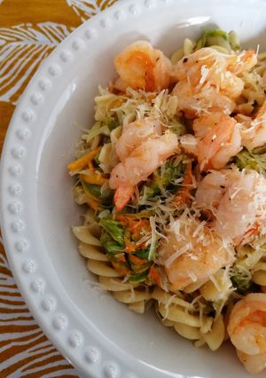 Una foto de Pasta con camarones y flor de calabaza 🍝🦐🧀