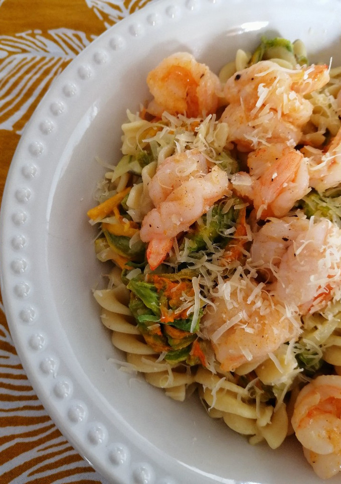 Una foto de Pasta con camarones y flor de calabaza 🍝🦐🧀