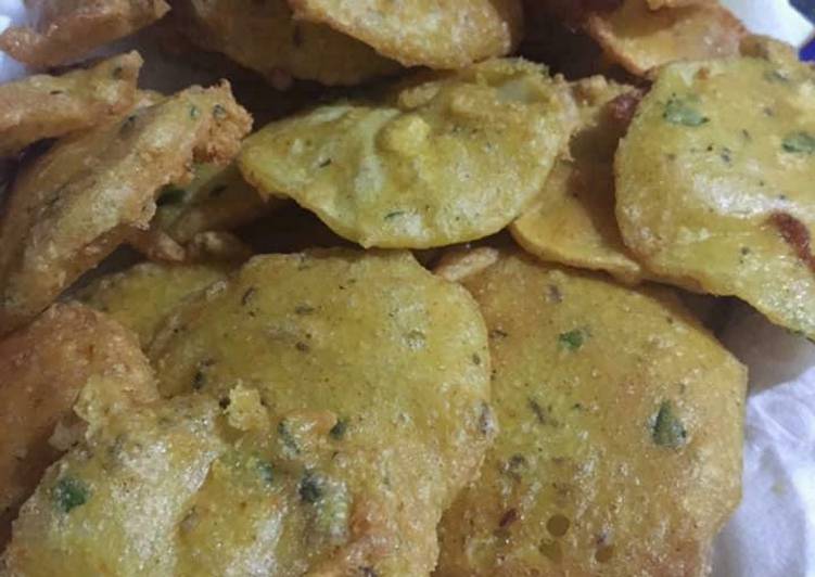 Crispy aloo pakoras