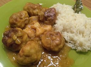 Foto principal de Albóndigas de rape y langostinos con pizca de curry