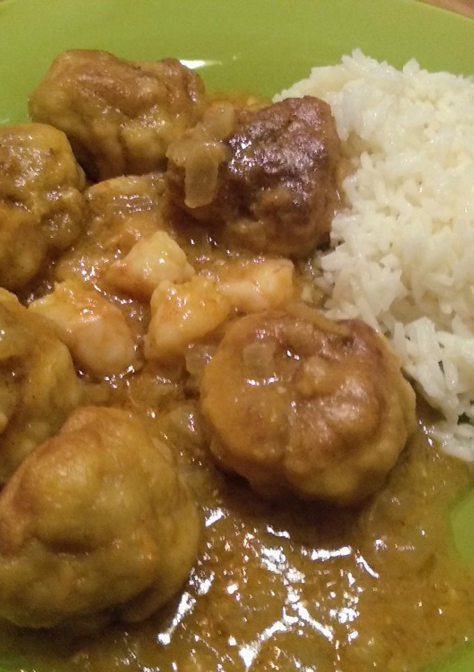 Una foto de Albóndigas de rape y langostinos con pizca de curry