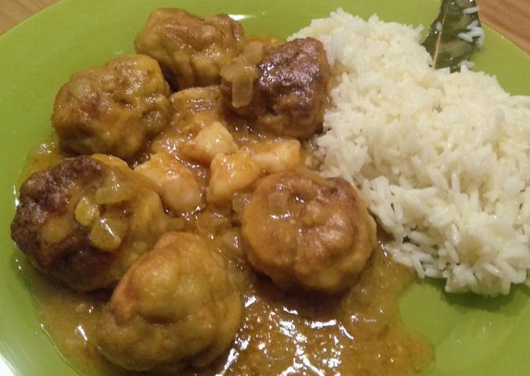 Albóndigas de rape y langostinos con pizca de curry