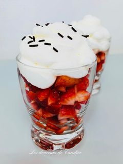 Une photo de Verrines fraises chantilly