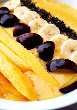 A picture of Easy mango smoothie bowl.