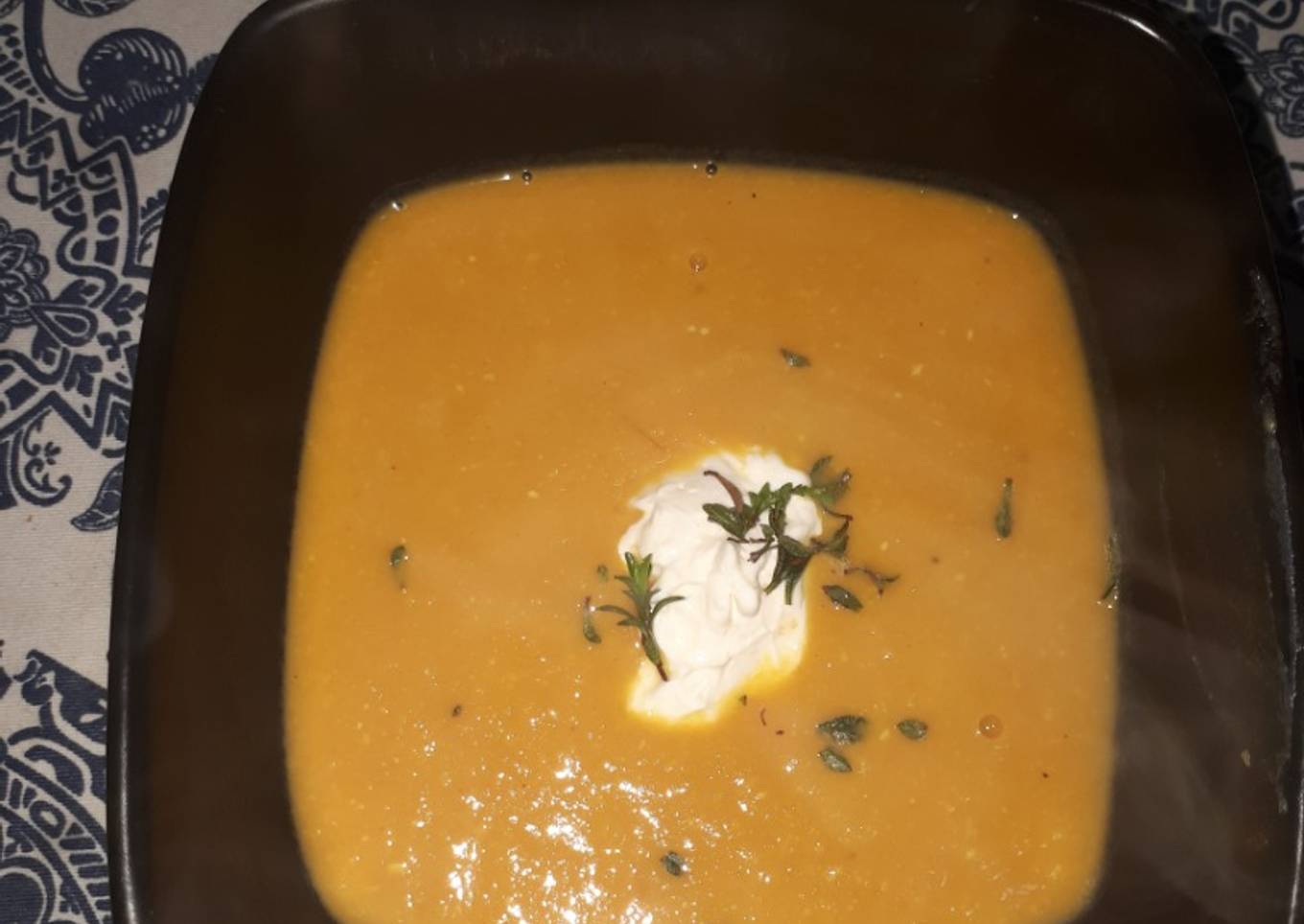 Sopa crema de calabaza y choclo asados