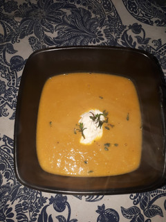 Una foto de Sopa crema de calabaza y choclo asados