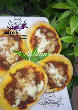 A picture of Simple mini pizza.