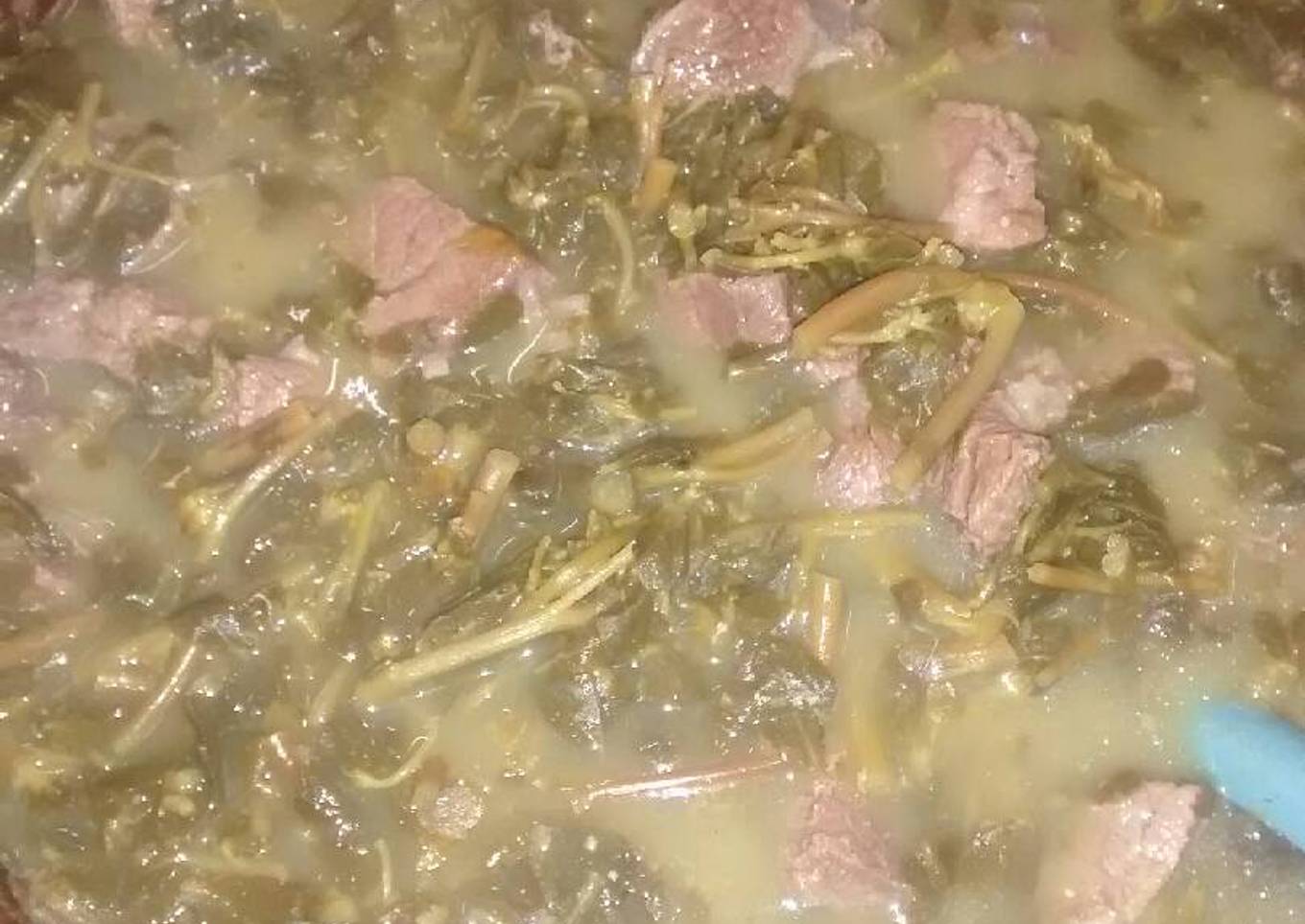 Carne de res con verdolagas en salsa verde